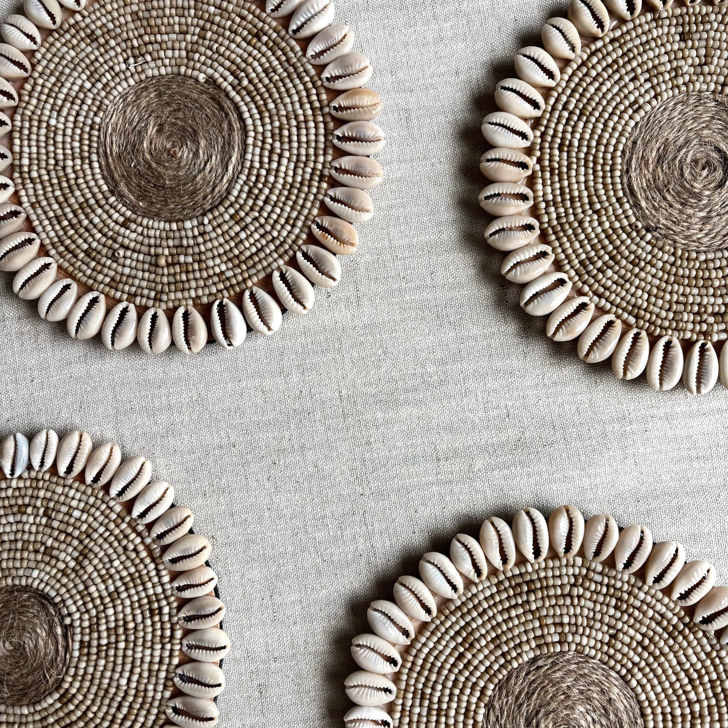 Onderzetter met Schelpen en Kralen - Beige
