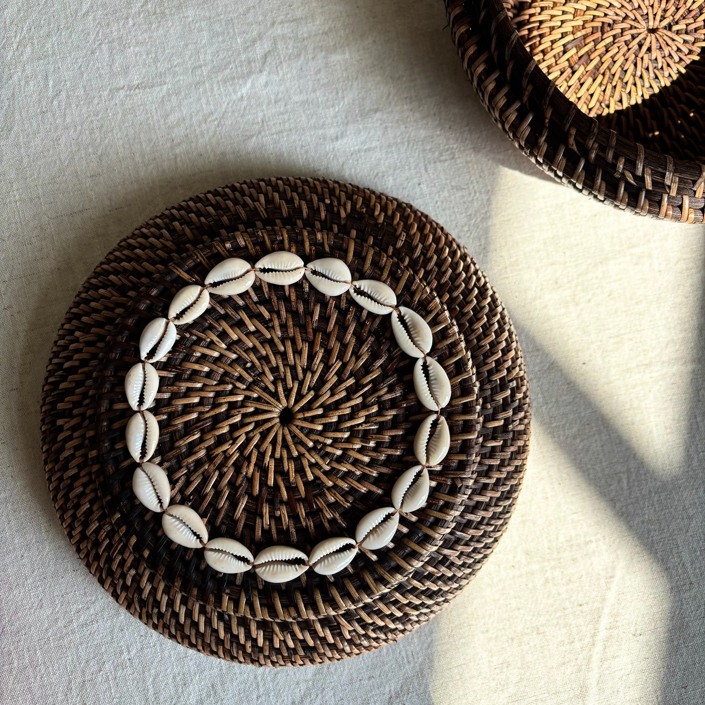 Rotan Mand met Schelpen Rond