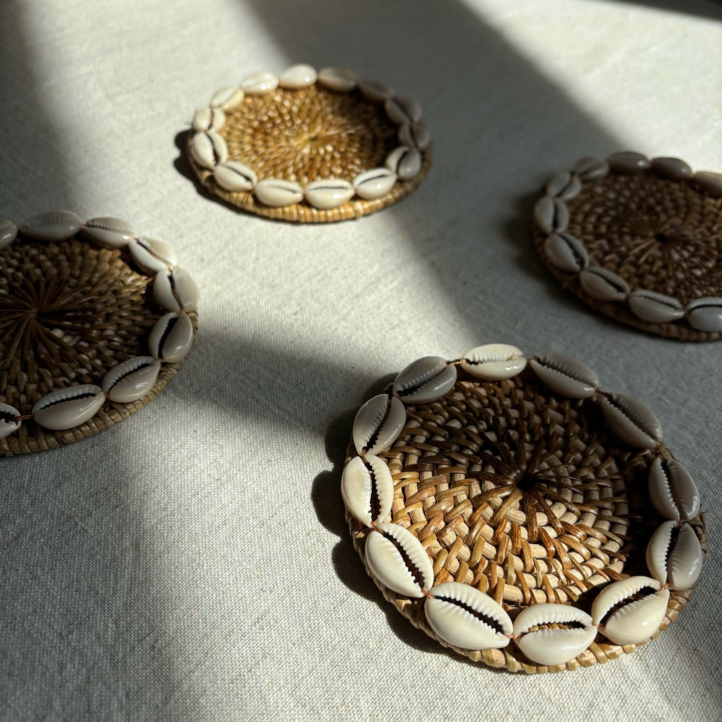 Rotan Onderzetter met Schelpen - Naturel