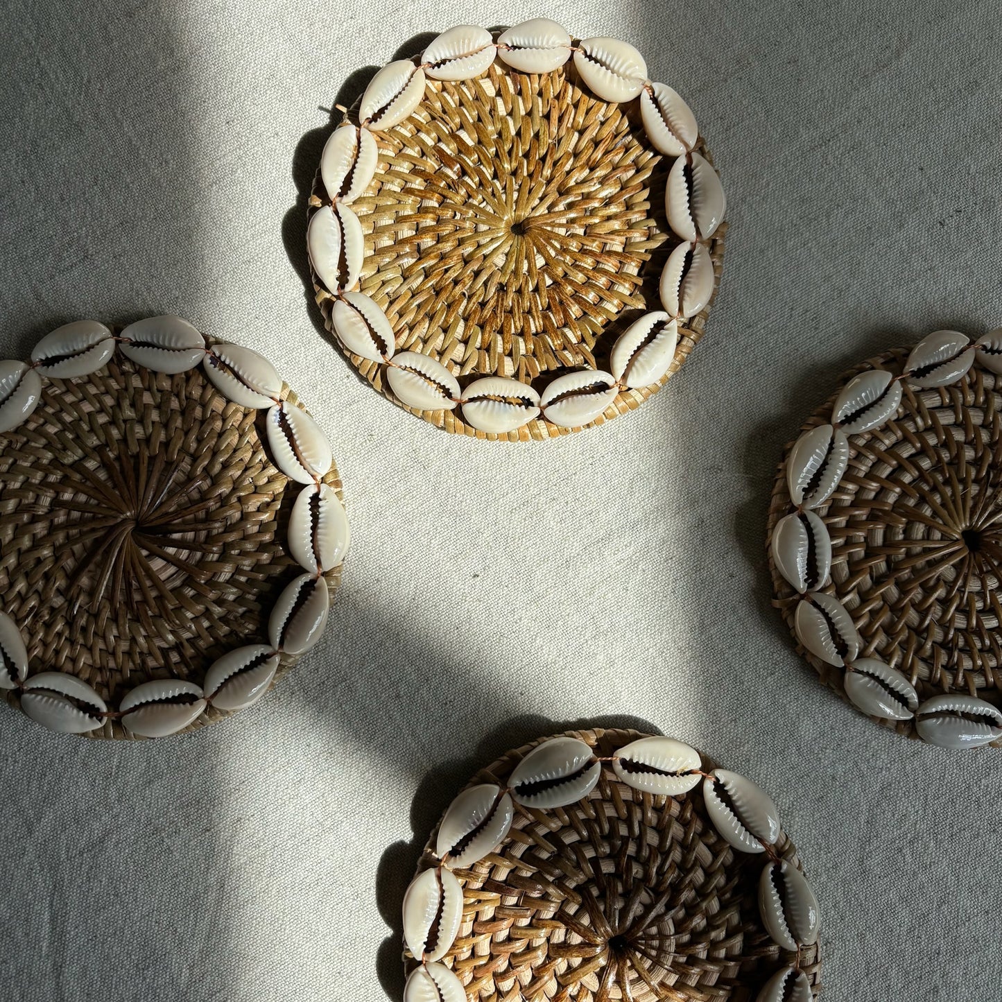 Rotan Onderzetter met Schelpen - Naturel