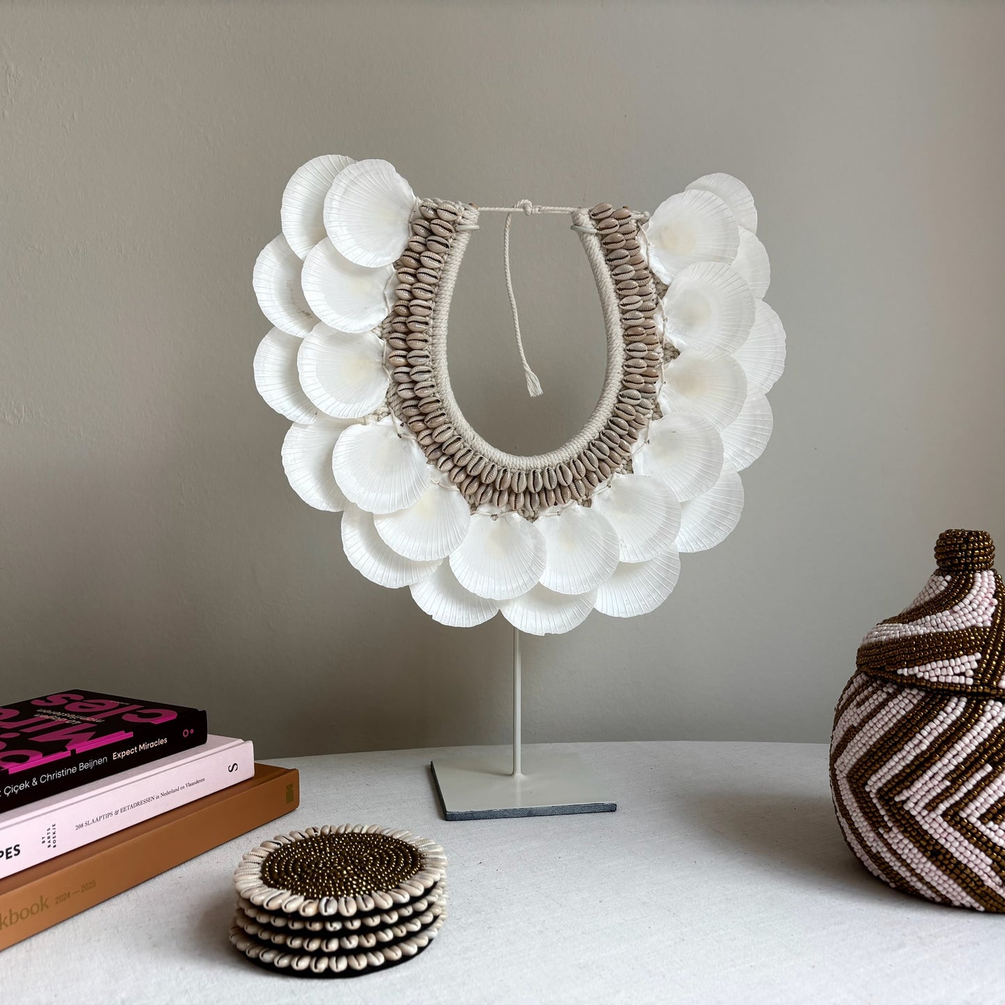 Schelpenketting op Standaard Mia