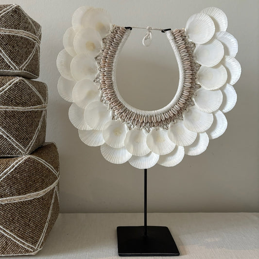 Schelpenketting op Standaard Mia