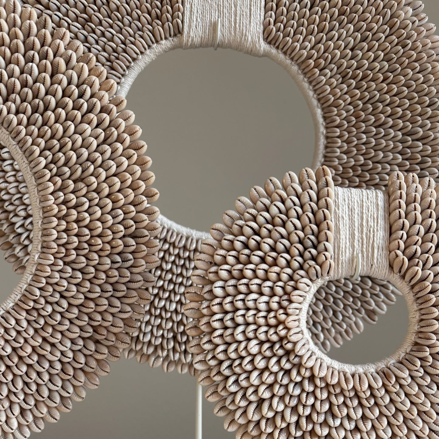 Schelpenketting op Standaard Papua Beige