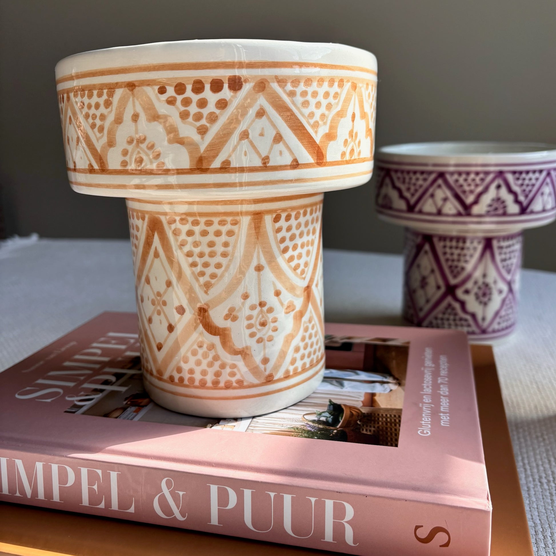 Handbeschilderde Geurkaars op voet - Peach