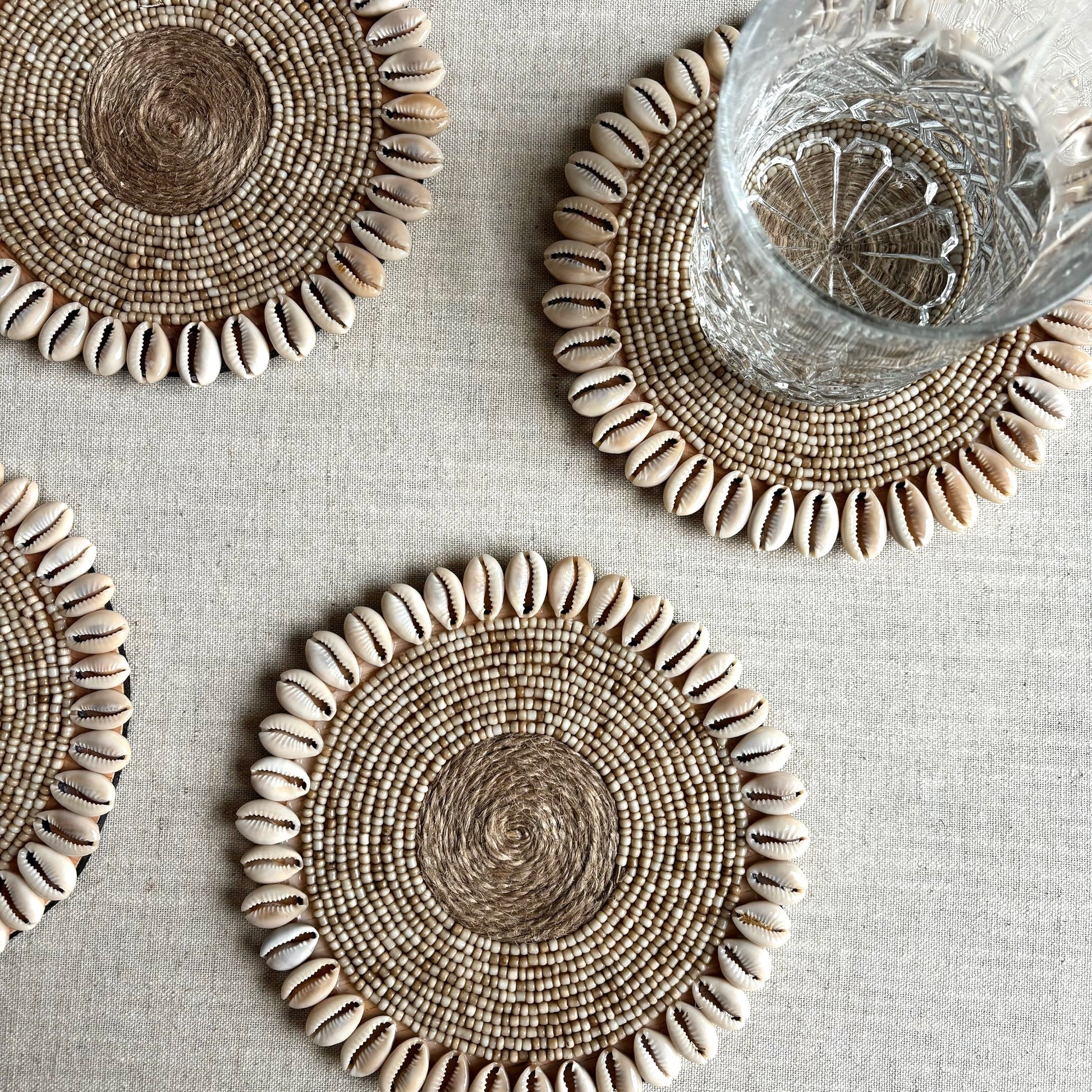 Onderzetter met Schelpen en Kralen - Beige