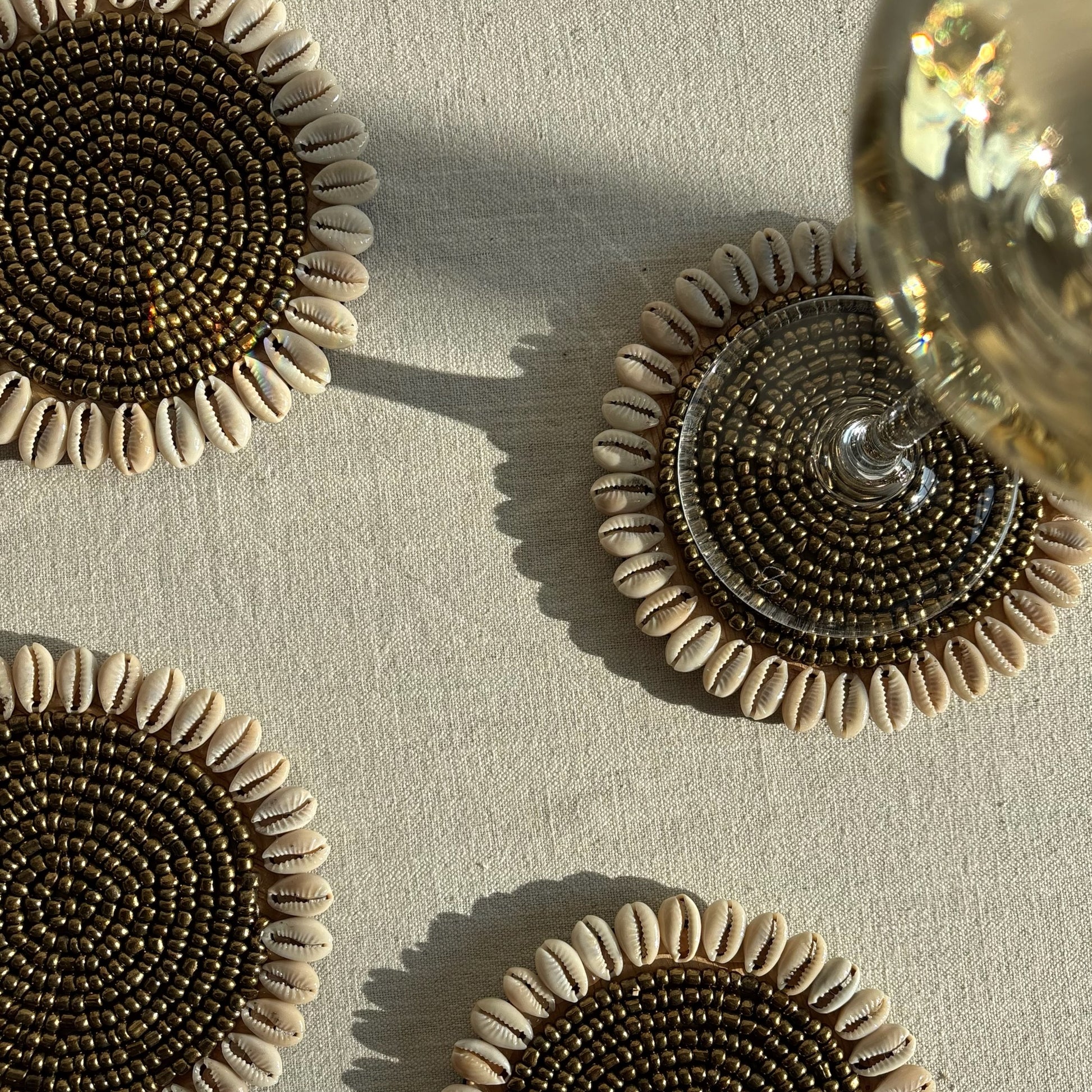 Onderzetter met Schelpen en Kralen - Goud