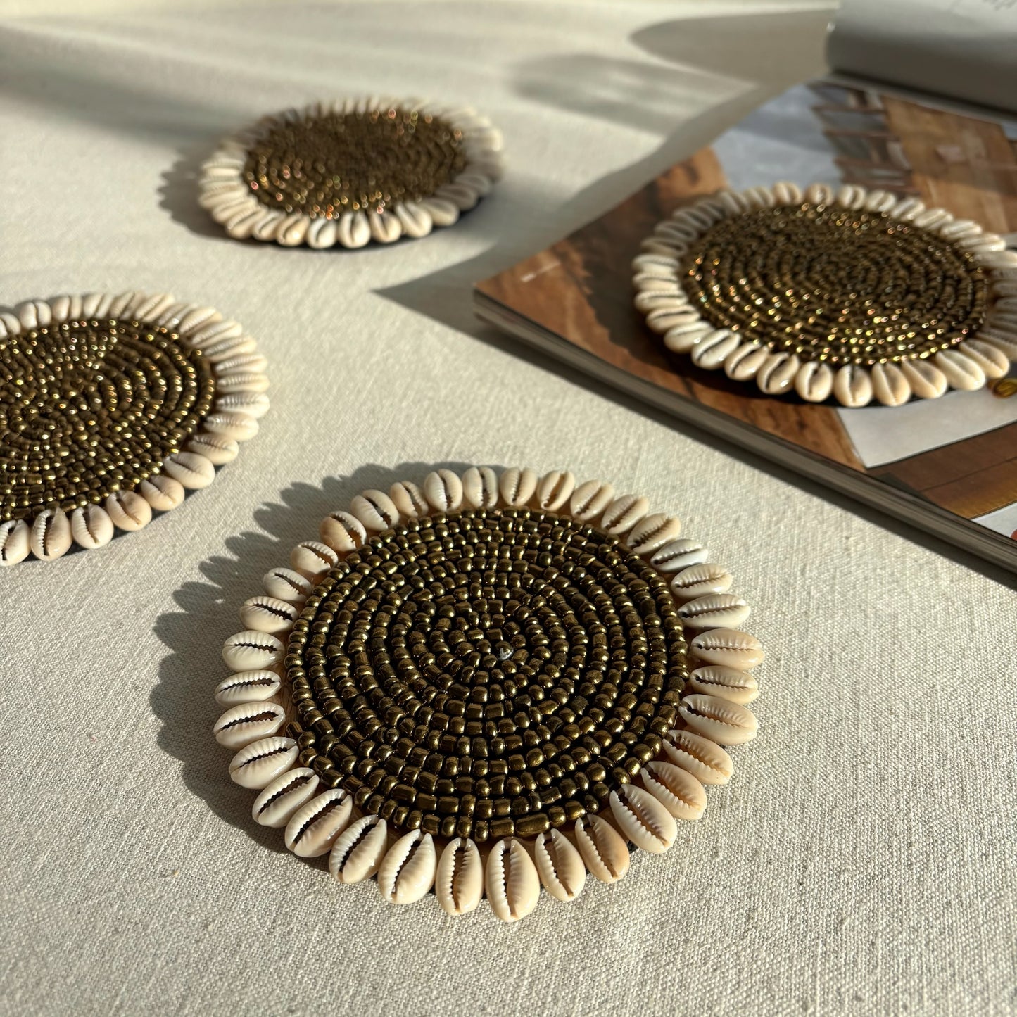 Onderzetter met Schelpen en Kralen - Goud