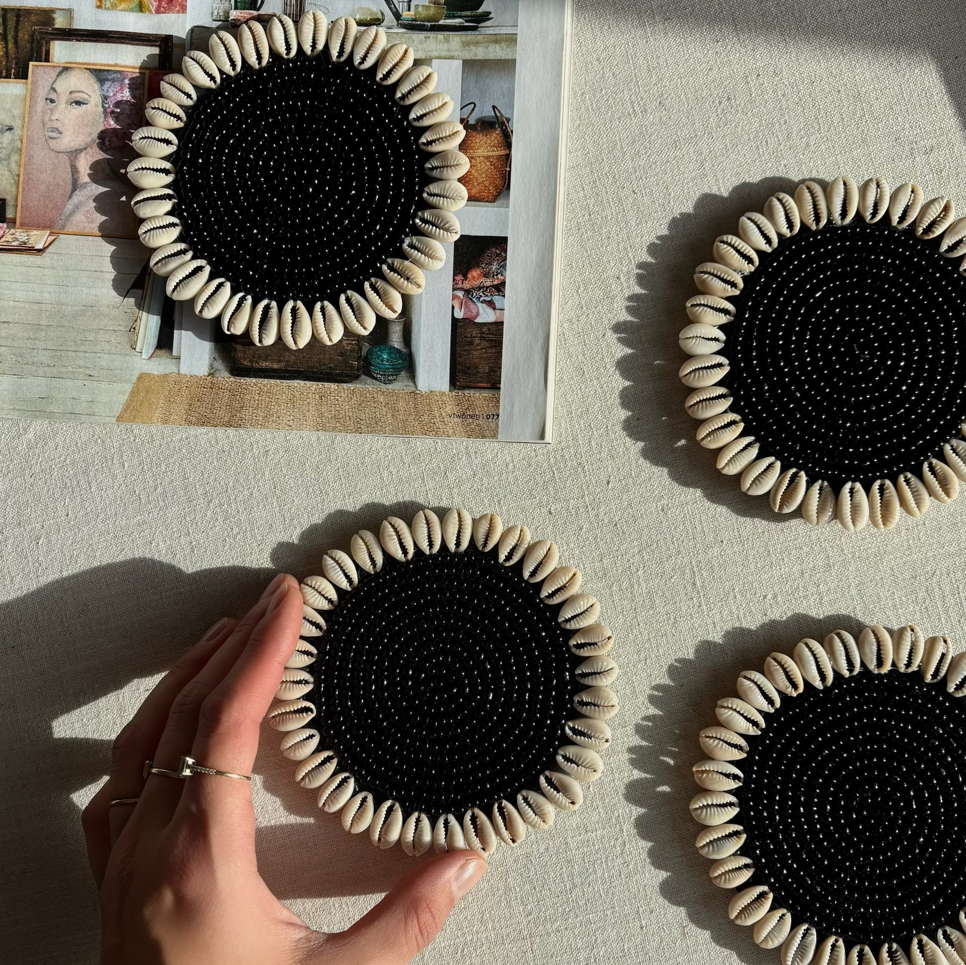 Onderzetter met Schelpen en Kralen - Zwart