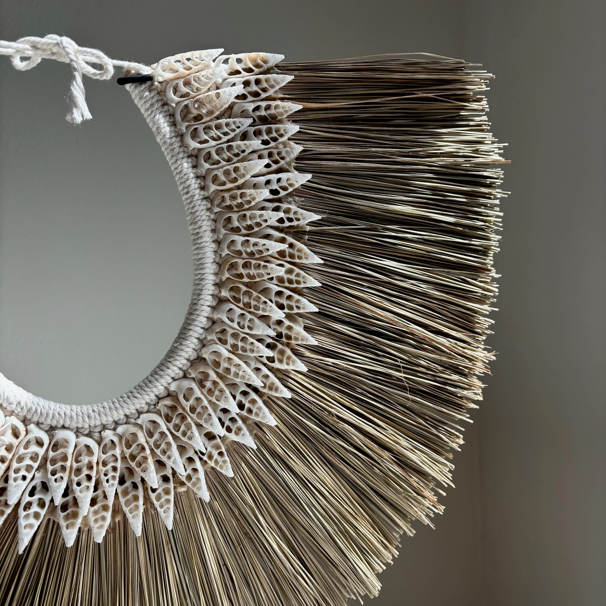 Raffia Schelpendecoratie op Standaard Jolie
