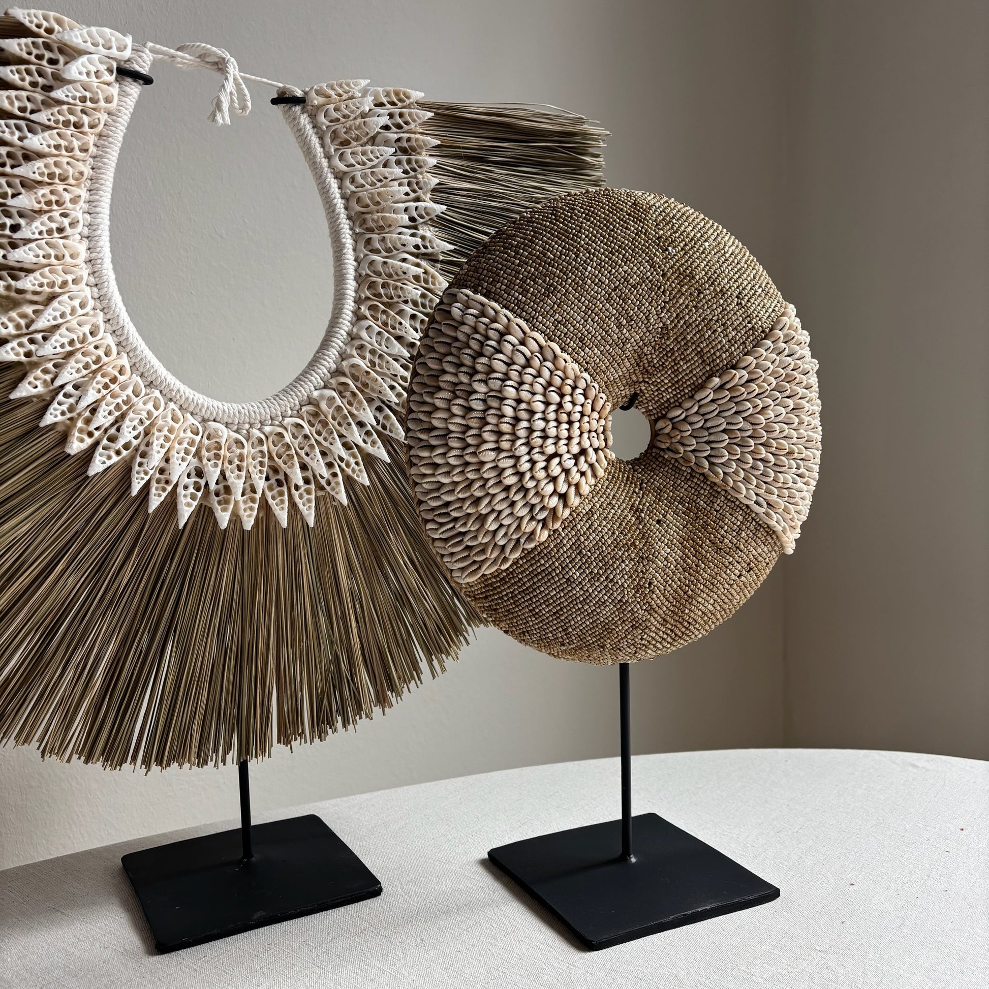 Raffia Schelpendecoratie op Standaard Jolie