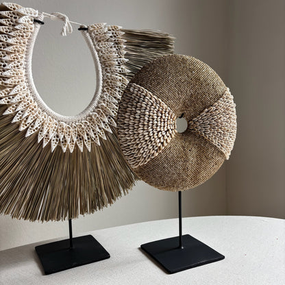Raffia Schelpendecoratie op Standaard Jolie