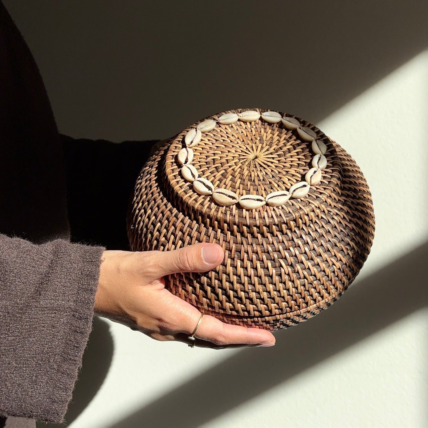 Rotan Mand met Schelpen Rond