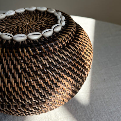 Rotan Mand met Schelpen Rond