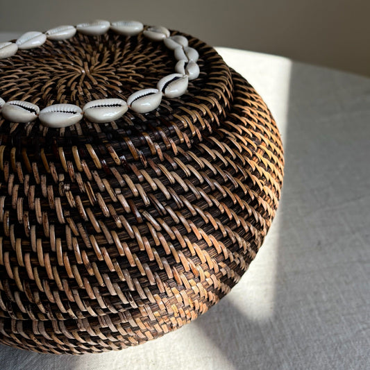 Rotan Mand met Schelpen Rond