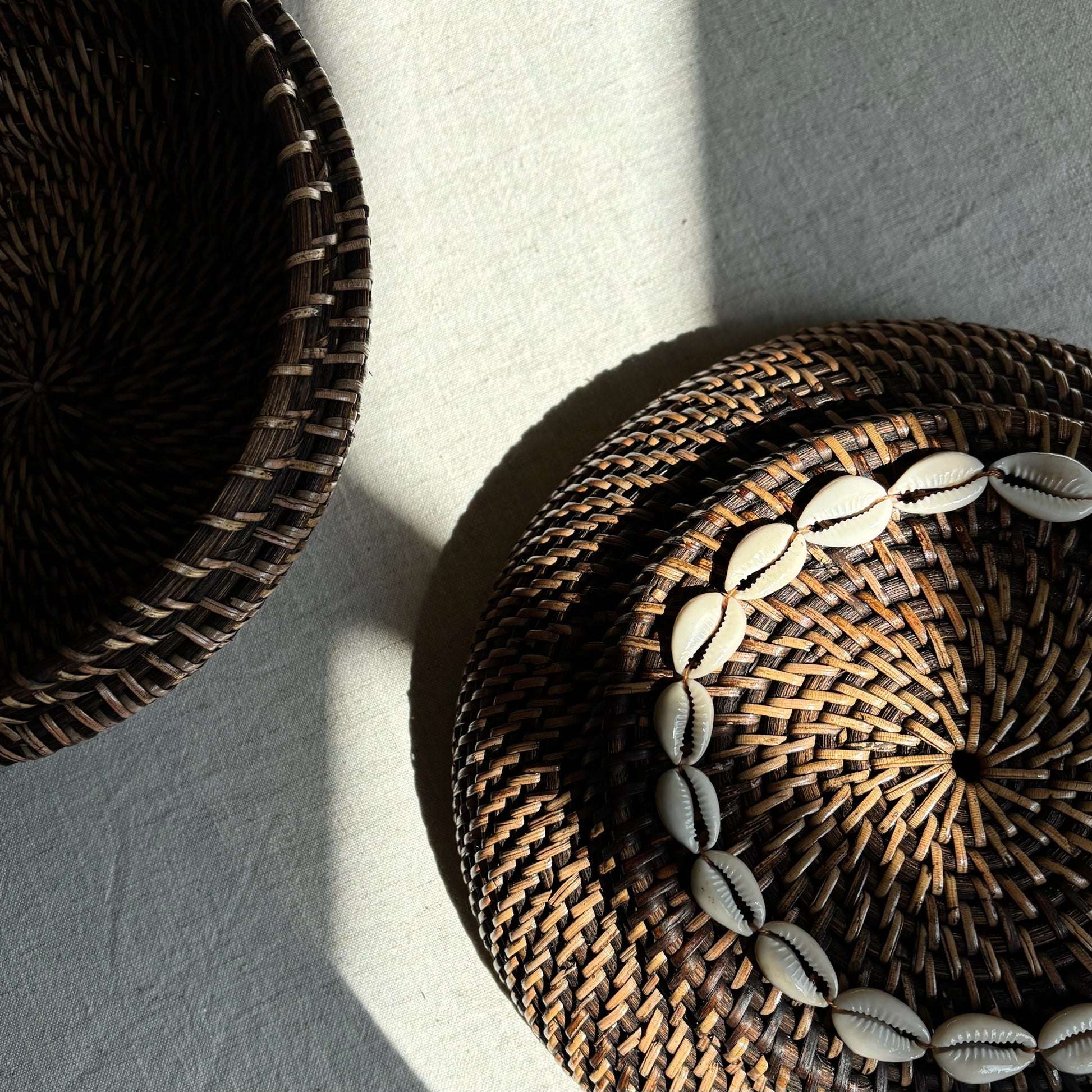 Rotan Mand met Schelpen Rond