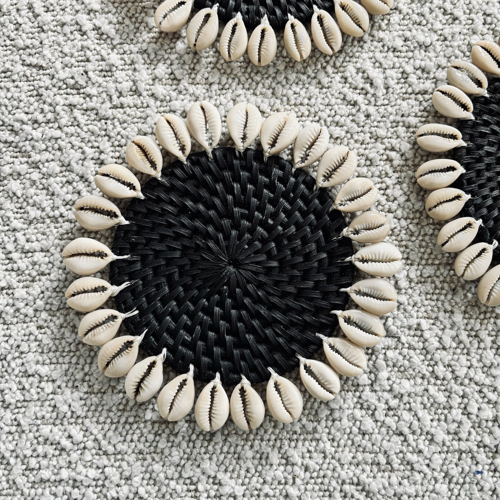 Rotan Onderzetter met Schelpen - Zwart