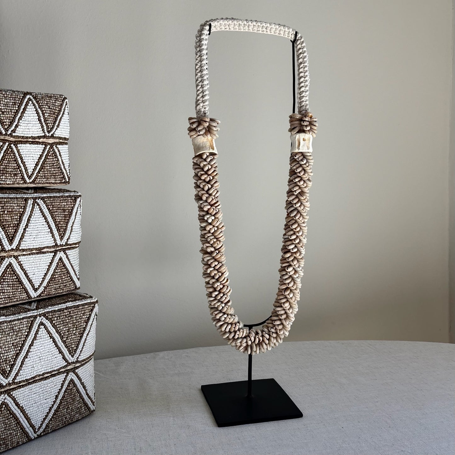 Schelpenketting op Standaard Faya