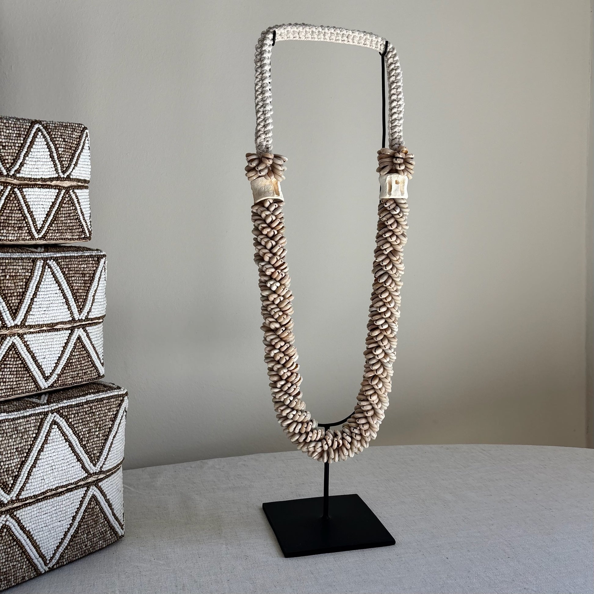 Schelpenketting op Standaard Faya