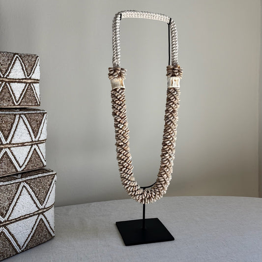 Schelpenketting op Standaard Faya