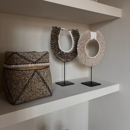 Schelpenketting en kralenmand