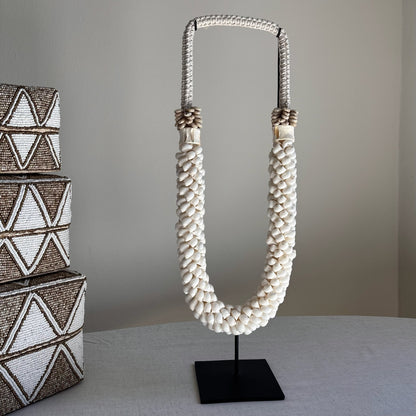 Schelpenketting op Standaard Jill