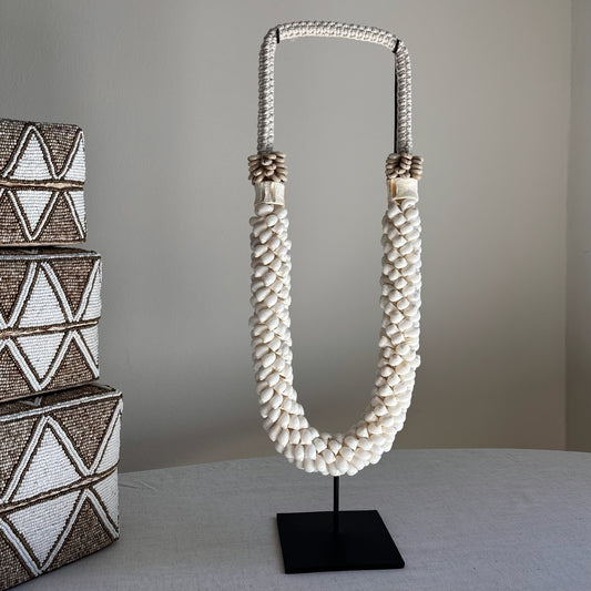 Schelpenketting op Standaard Jill