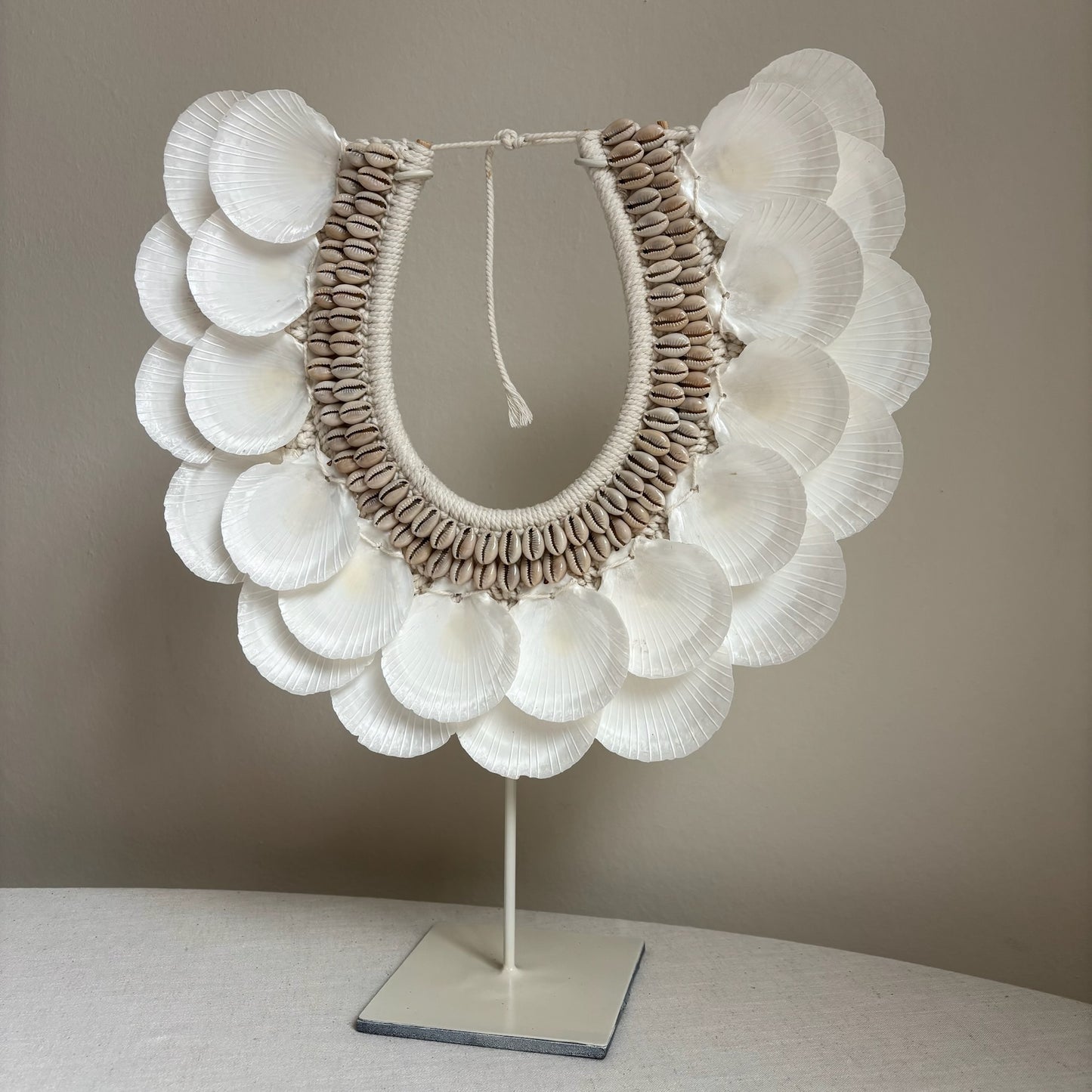 Schelpenketting op Standaard Mia