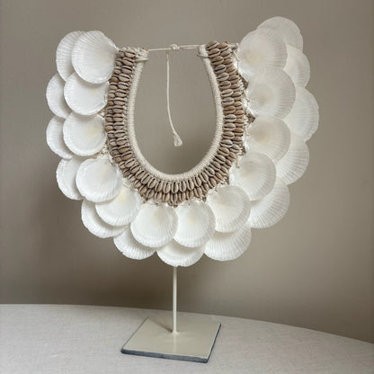 Schelpenketting op Standaard Mia