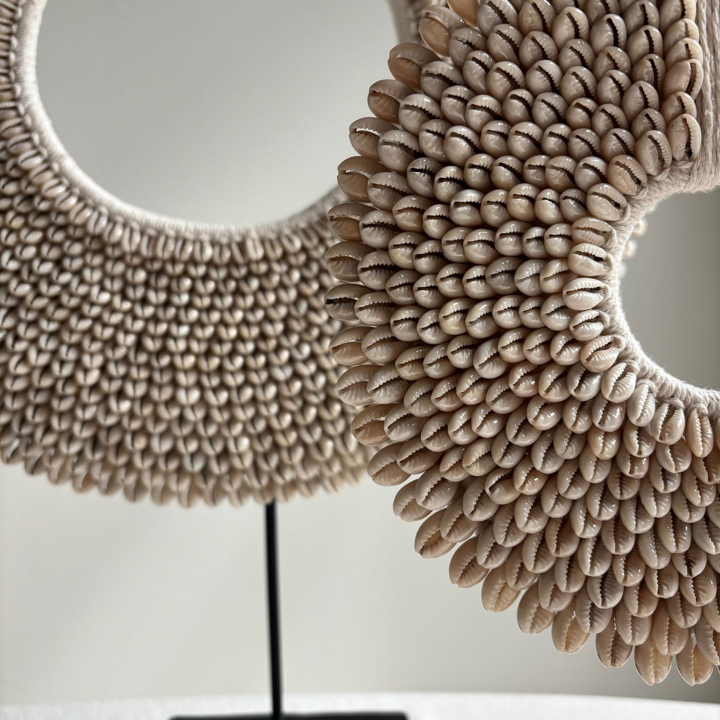 Schelpenketting op Standaard Papua Beige