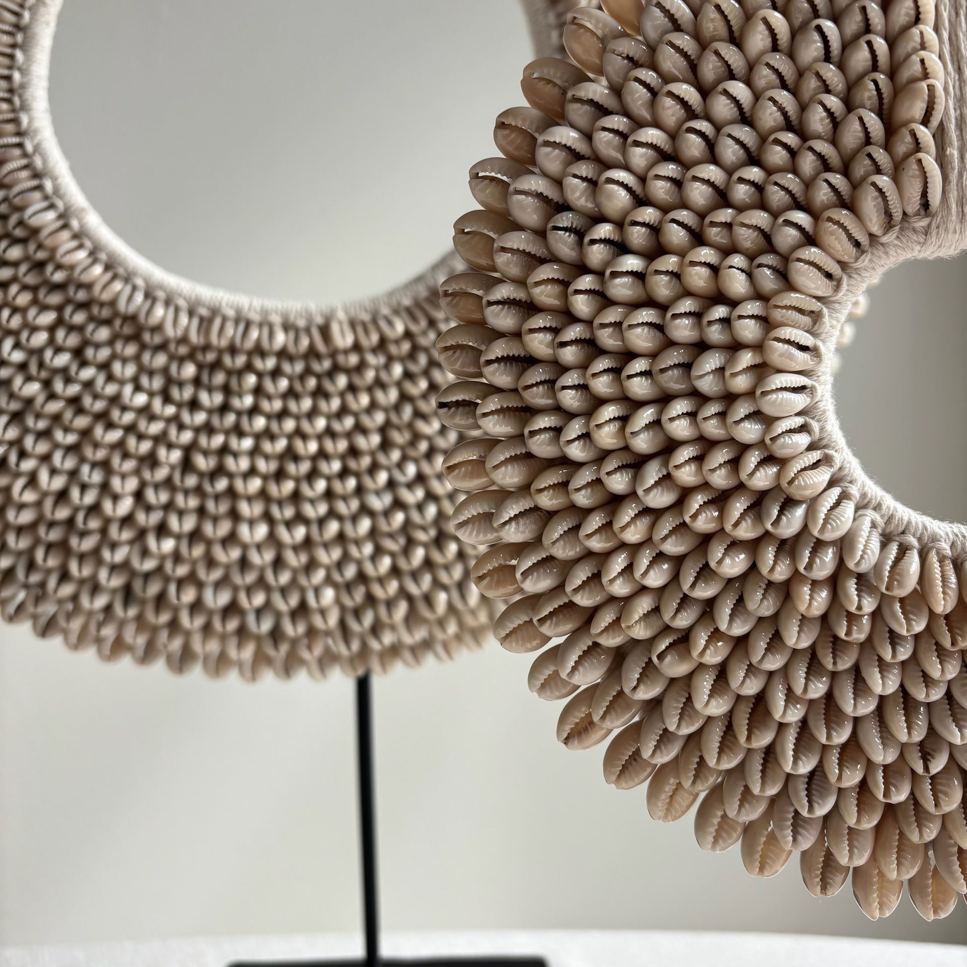 Schelpenketting op Standaard Papua Beige