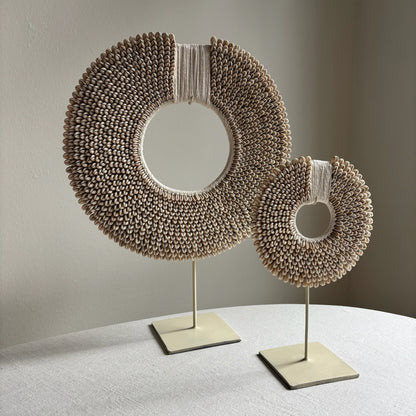 Schelpenketting op Standaard Papua Beige
