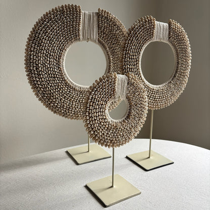 Schelpenketting op Standaard Papua Beige