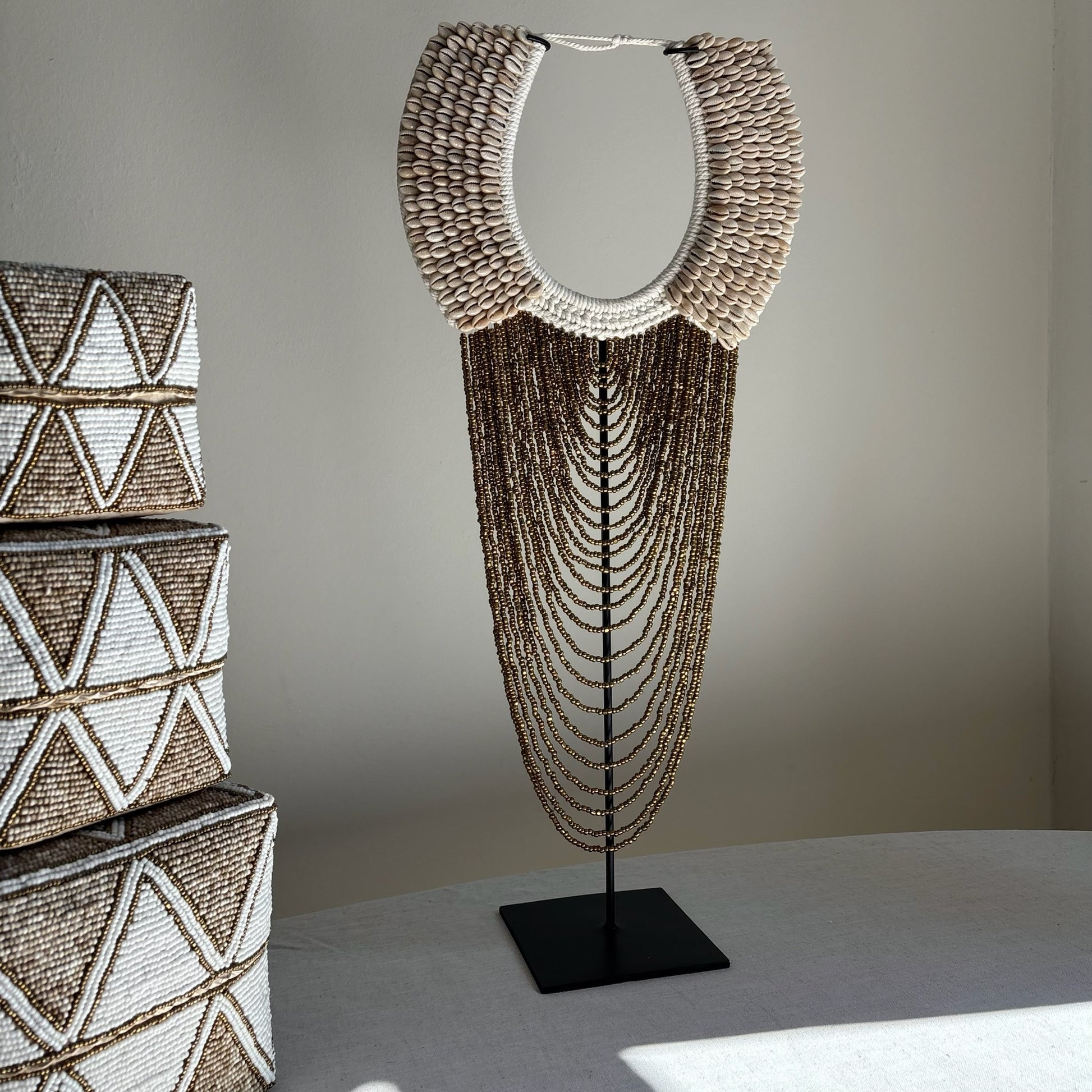 Schelpenketting op Standaard Rosy
