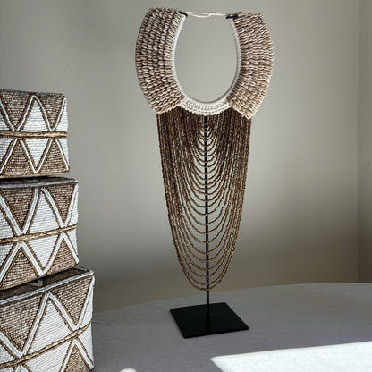 Schelpenketting op Standaard Rosy