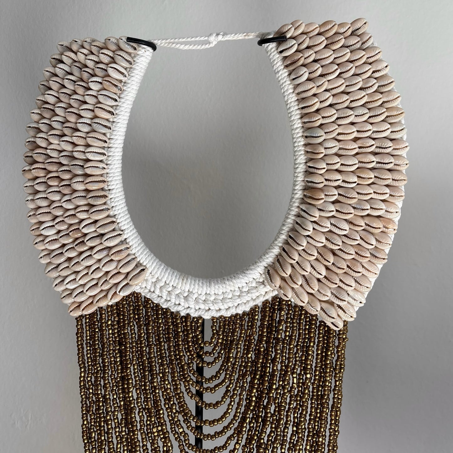 Schelpenketting op Standaard Rosy
