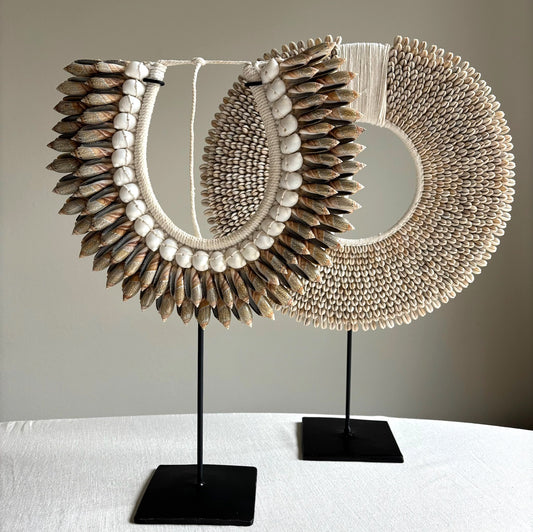 Schelpenketting op Standaard Zena