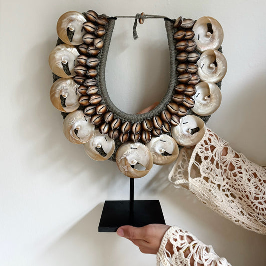 Schelpenketting op Standaard Gia